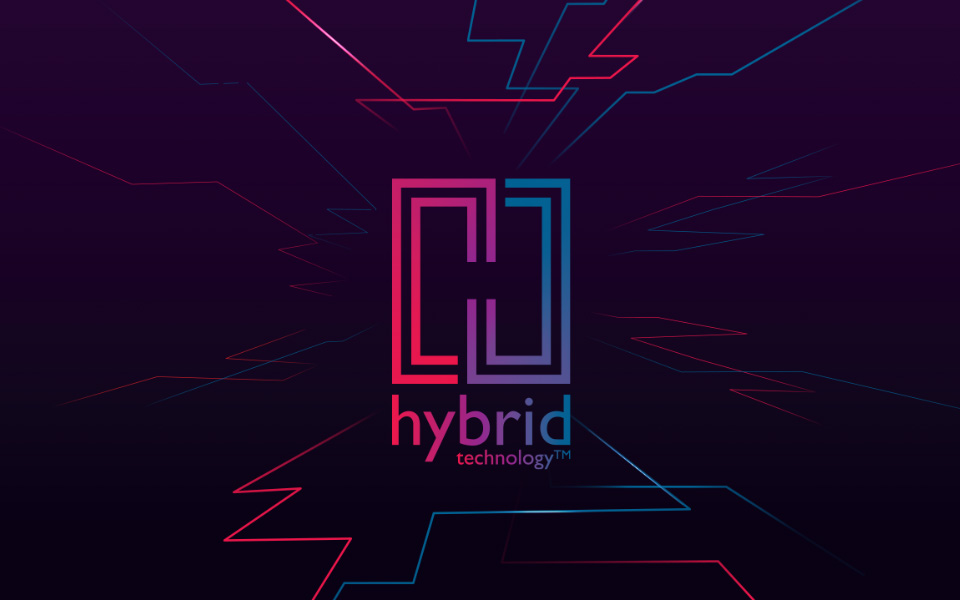 Logo Hybrid Technology™ Bernafon rouge, violet et bleu sur fond noir.