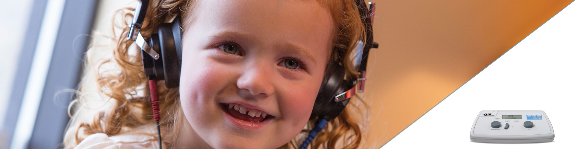 fotografía de una niña utilizando audífonos