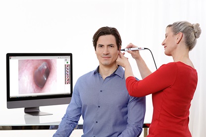 medrx_video_otoscope-people-shot-web---copy